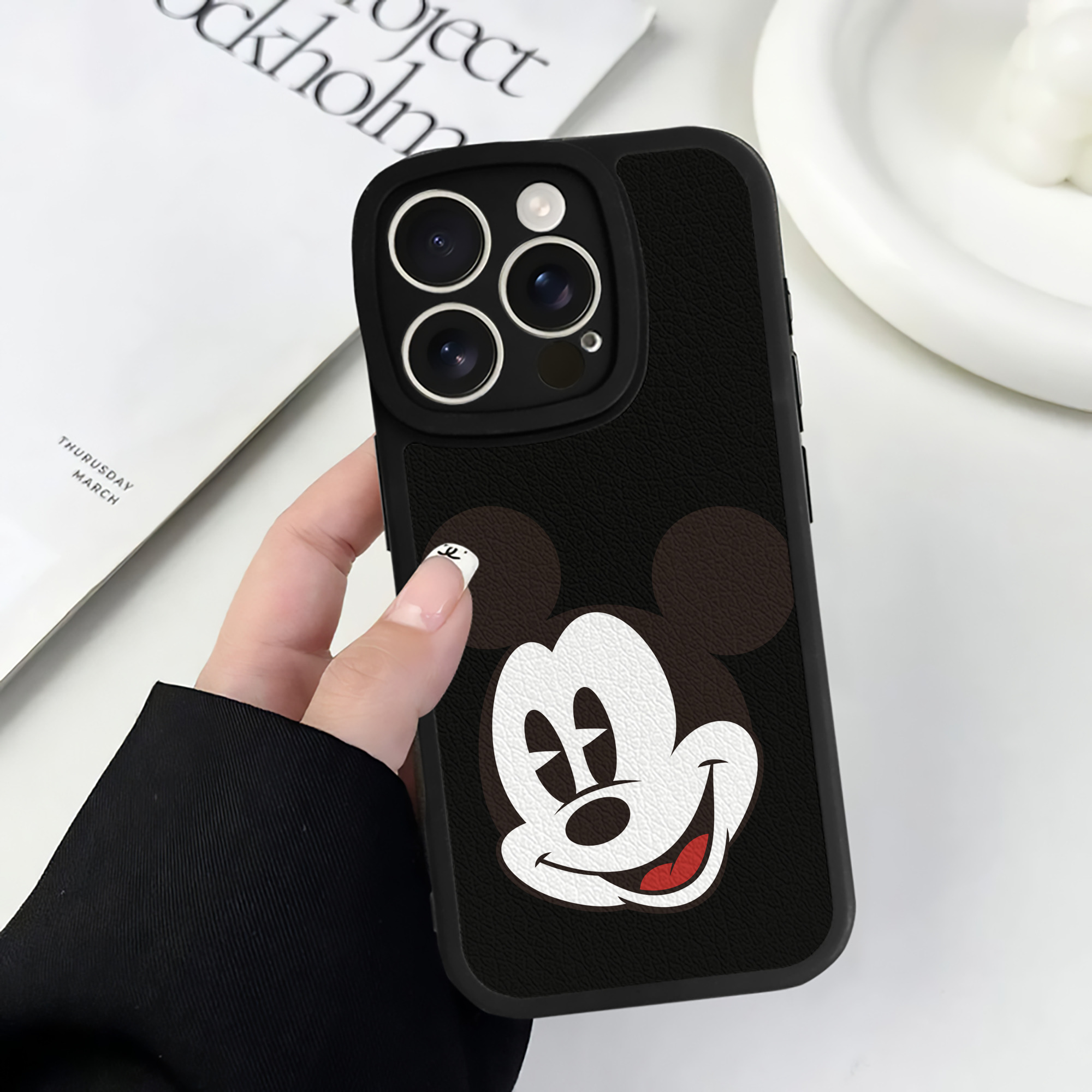 （画像用） ミッキーマウス Mickey Mouse 【iPhone 16シリーズ対応】シリコンスマホケース（レザー調） 材質：シリコン